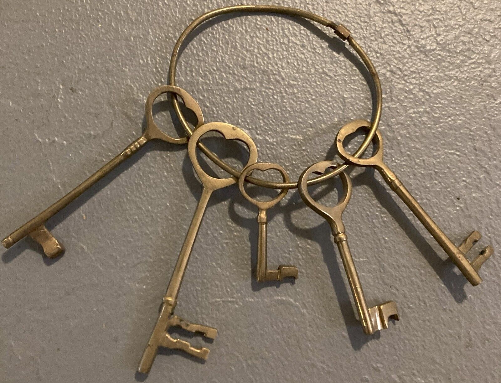Vintage Large Set of 5 Decorative Brass Skeleton Keys On A Large Ring
