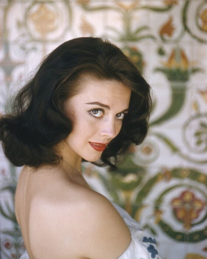 Natalie Wood early 1960's glamour pose with bare back and shoulder 8x10  Photo