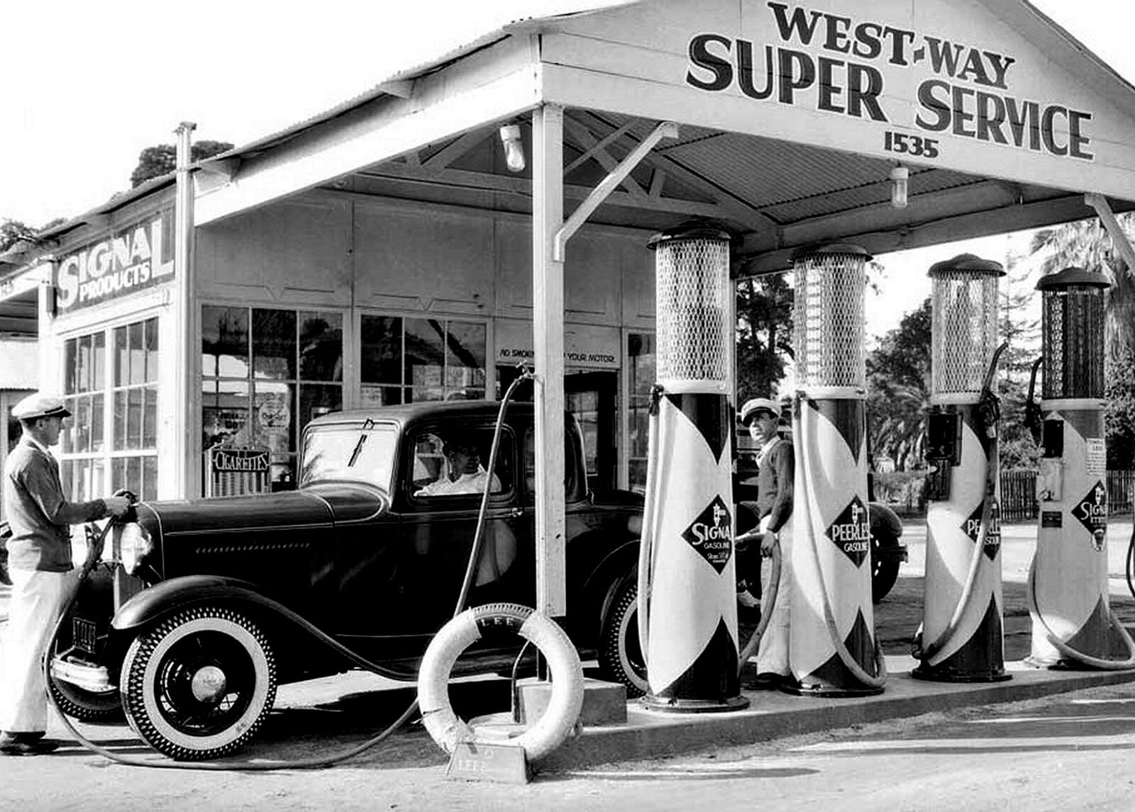 1932 FORD V-8 at a Los Angeles SIGNAL OIL Photo  (188-0)