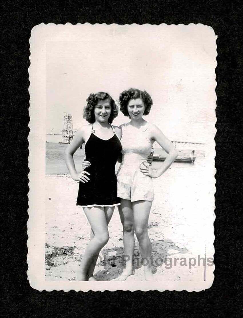 2 YOUNG LADIES/WOMEN SEXY SWIMSUITS BEACH OLD/VINTAGE PHOTO SNAPSHOT- I626