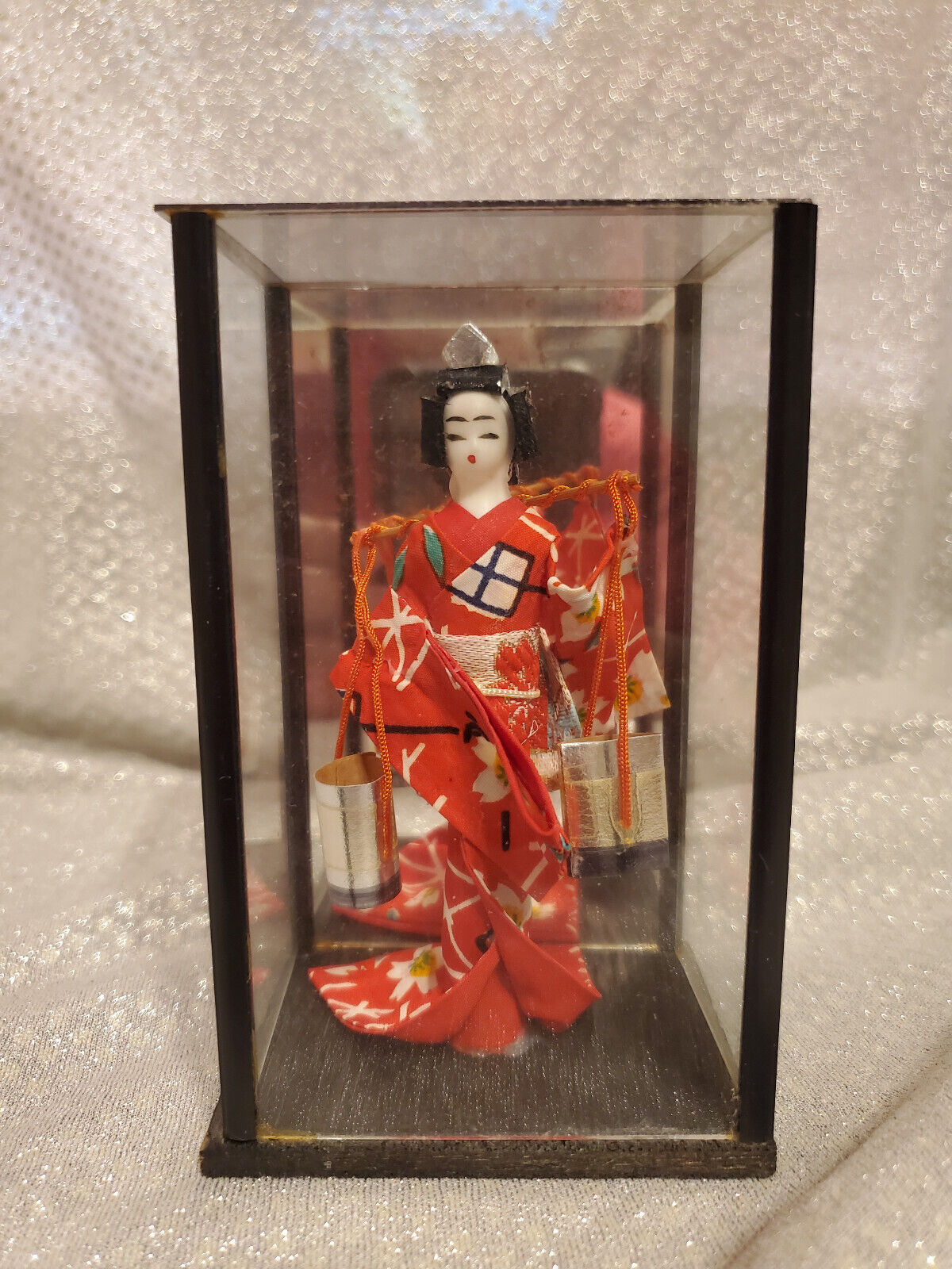 VTG Japanese Geisha Doll in Glass Case with Mirror Back - Geisha Doll 5.5\