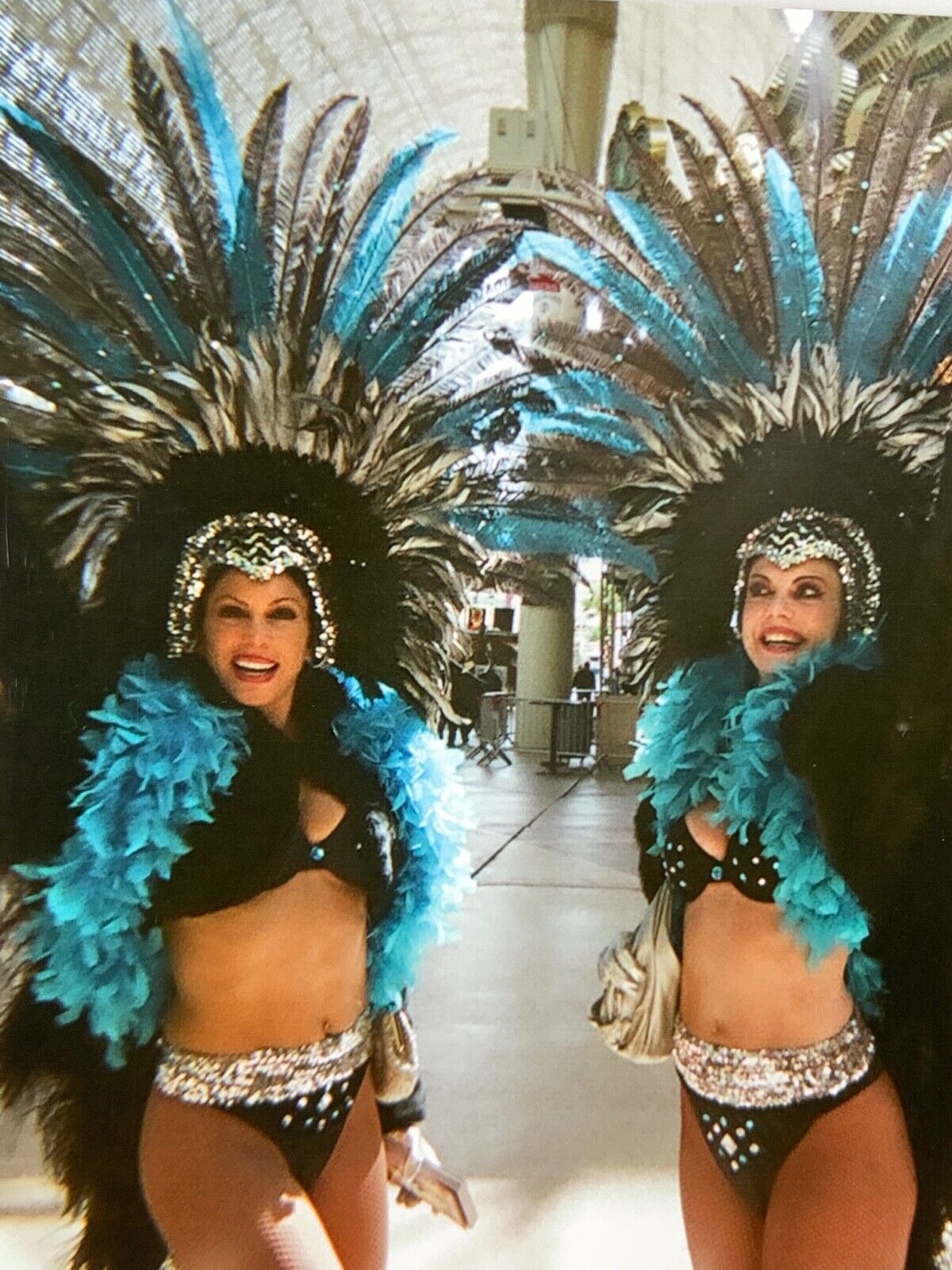 (Kd) FOUND PHOTO Photograph 4x6 Color Las Vegas Feathered Women Feathers