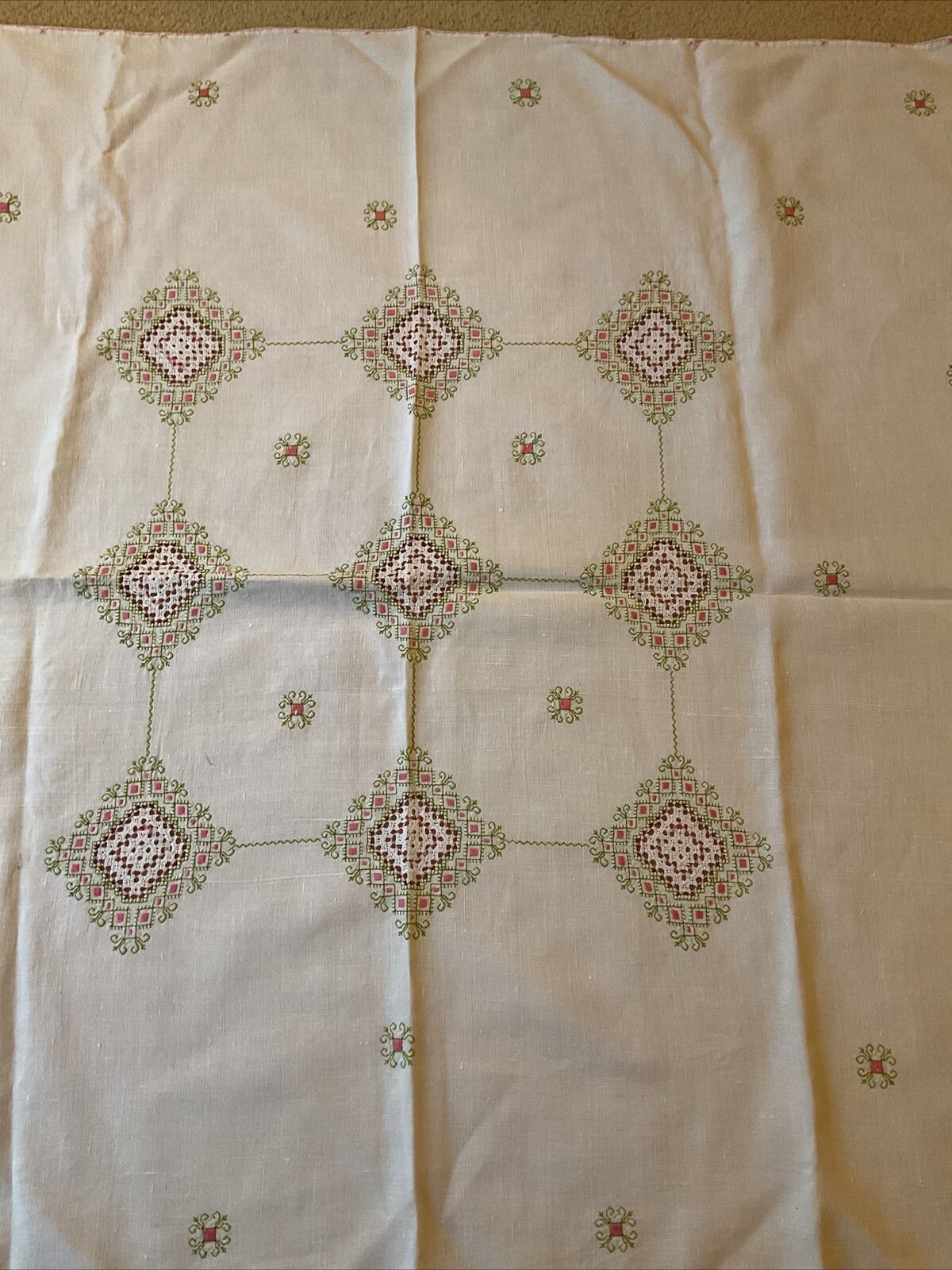 VINTAGE ANTIQUE QUALITY HAND EMBROIDERED LINEN TABLECLOTH 40” SQUARE TEA PARTY