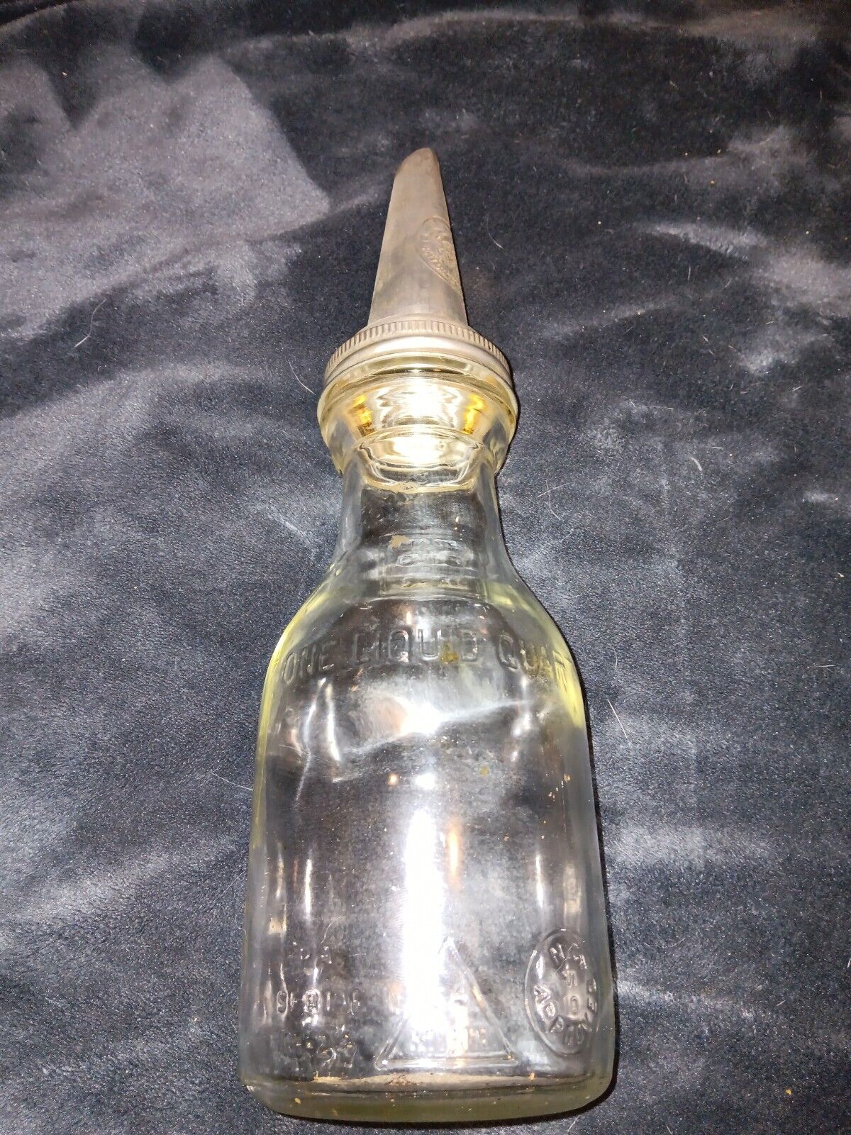 1920-40s Vintage Motor Oil Glass Quart Oil Bottle w/ Master spout Model BW-1228