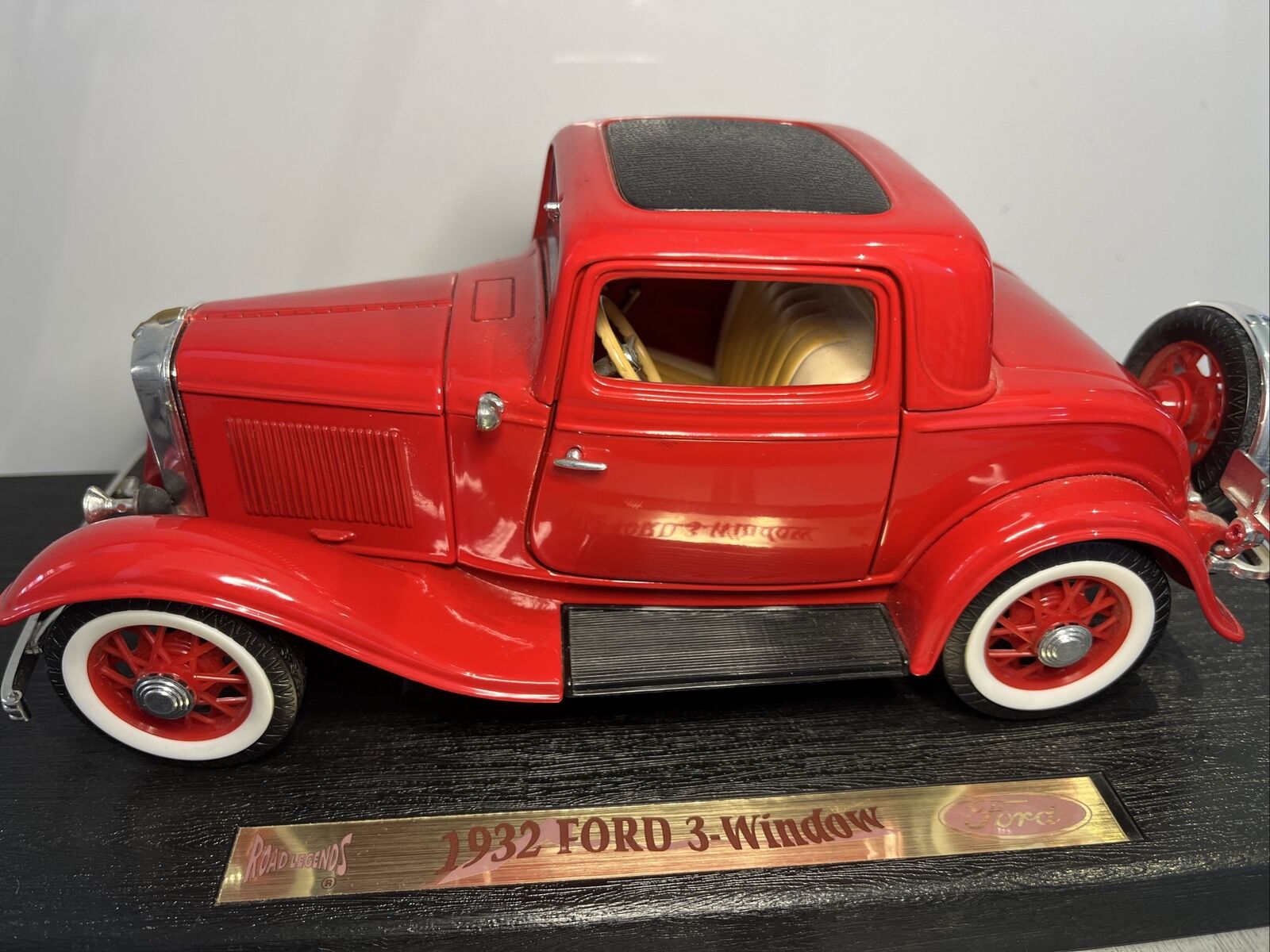 1932 Ford 3 - Window Road Legends Car Vintage Figurine Collectable.
