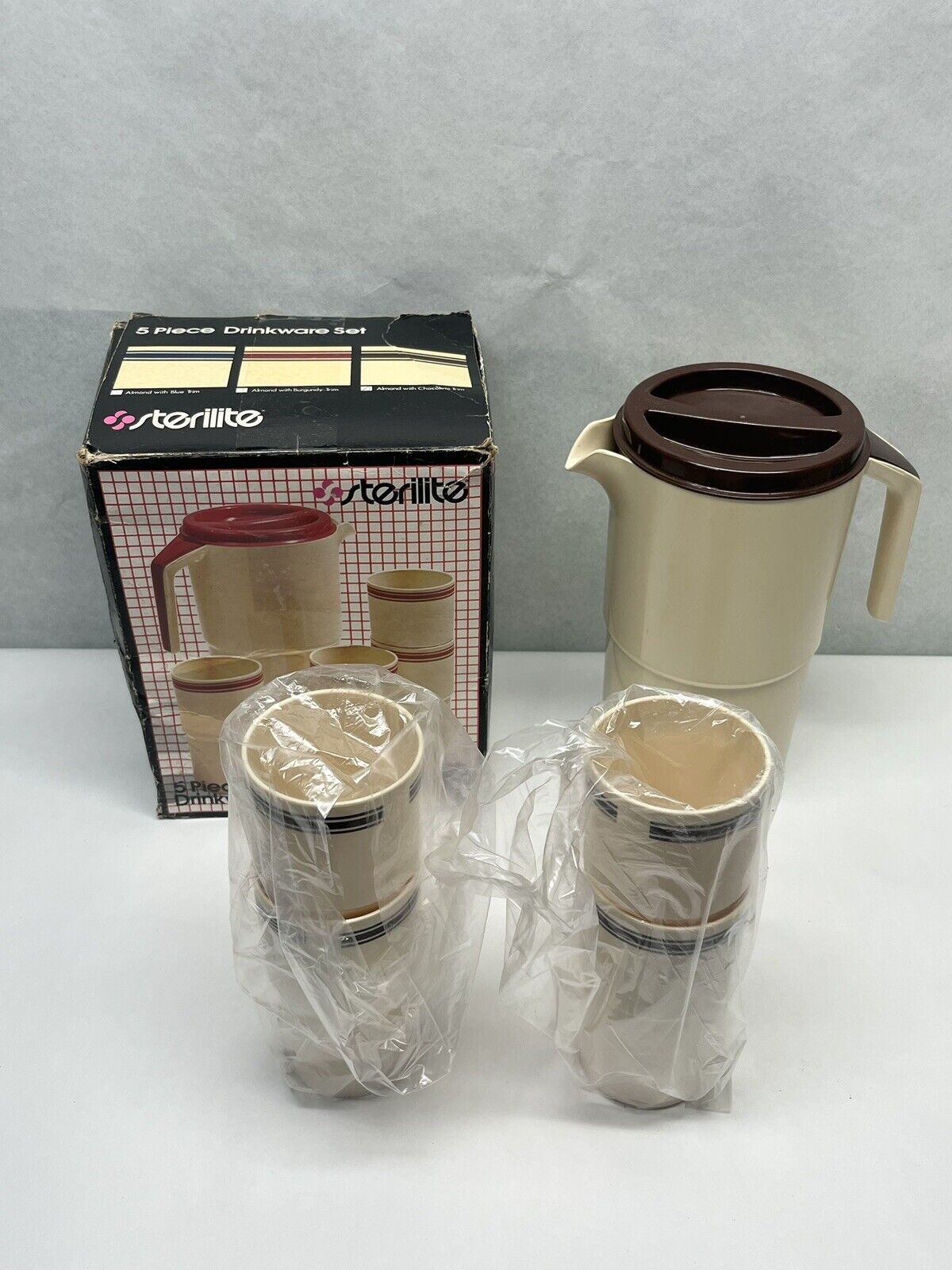 Vintage Sterilite 5 Piece Drinkware Set Complete In Box #844-1 - Pre Owned