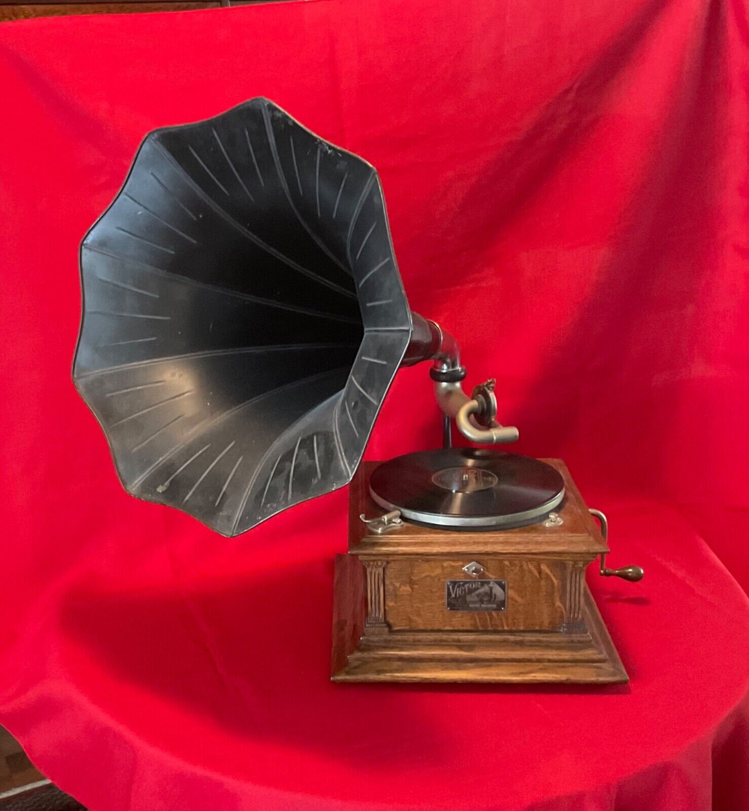 Antique Victor Type 111 disc phonograph 