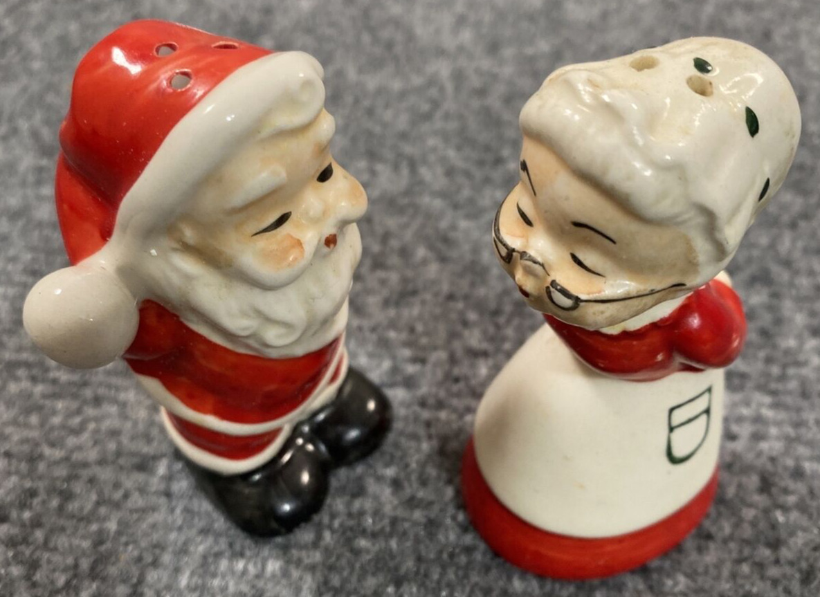 Vintage Salt  Pepper Shakers Santa Mrs Claus Kissing Hand Painted Made in Japan