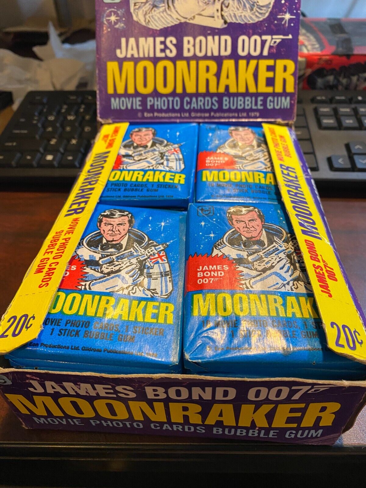 1979 Topps Moonraker Roger Moore James Bond Box 36 Packs Full Box nice condition