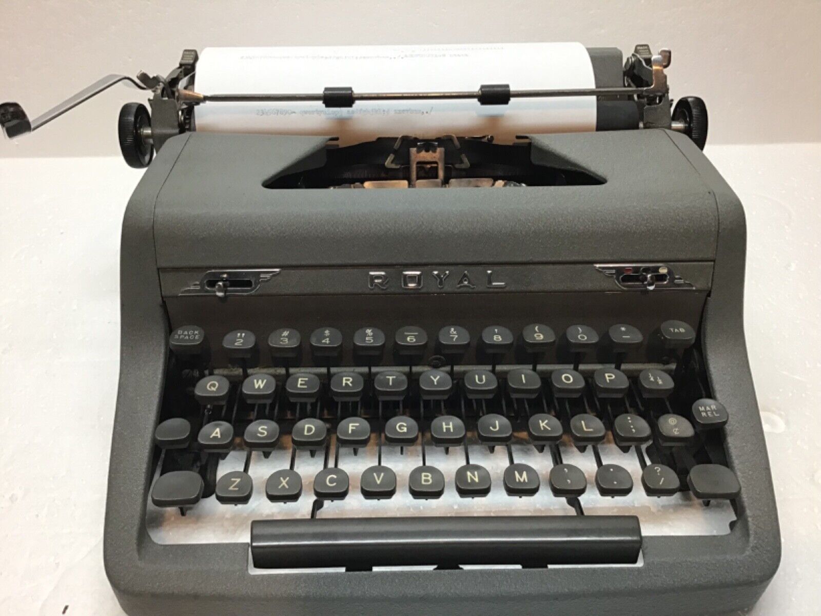 Vintage Royal Portable Typewriter, Quiet De Luxe, w /Case, Gray, Working