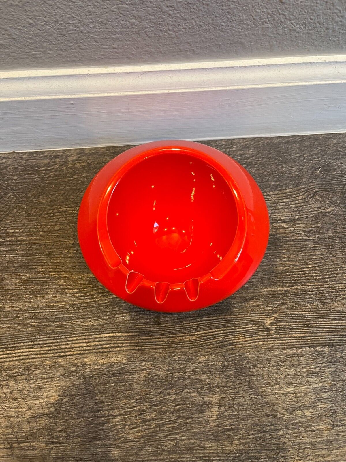 VINTAGE RED HYALYN ROUND PORCELAIN ASHTRAY #12 - A MID-CENTURY GEM