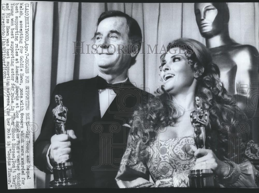 1970 Press Photo Gig Young & Raquel Welch with their Oscars won for movie roles