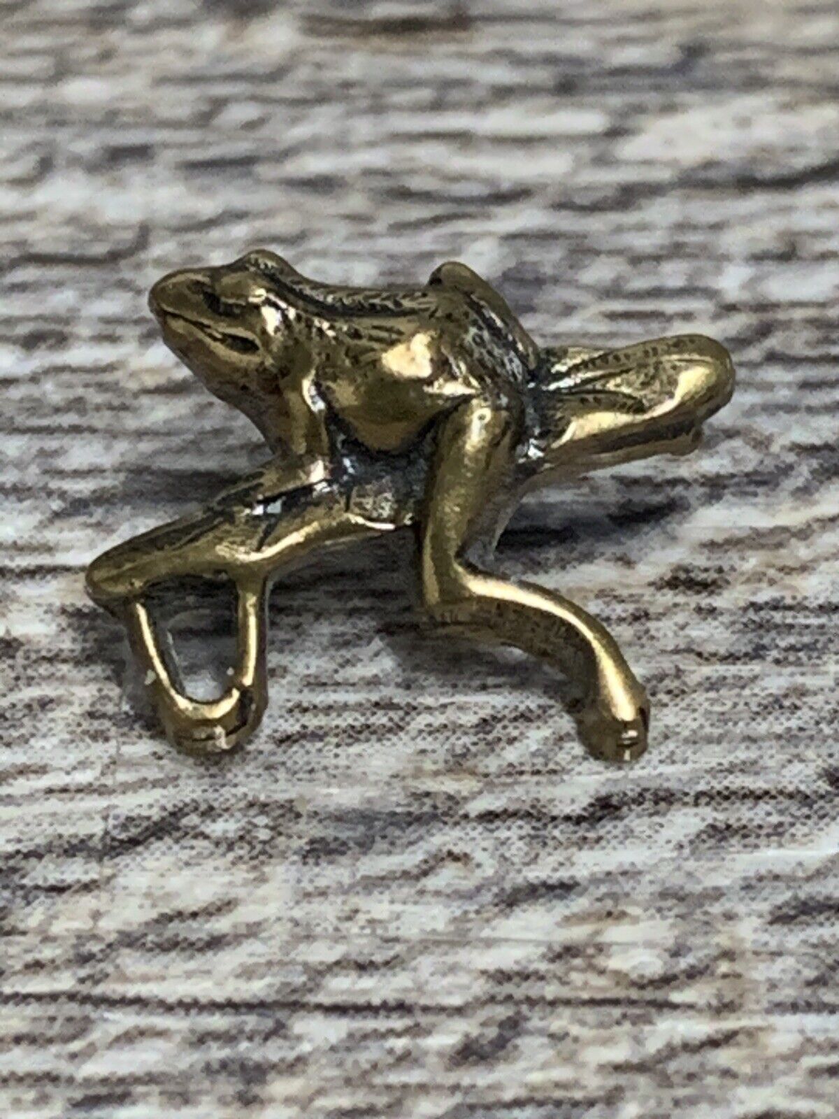 ADORABLE TINY FROG ON A LILY PAD Vintage , Pin Button Tie Tack Hat Lapel