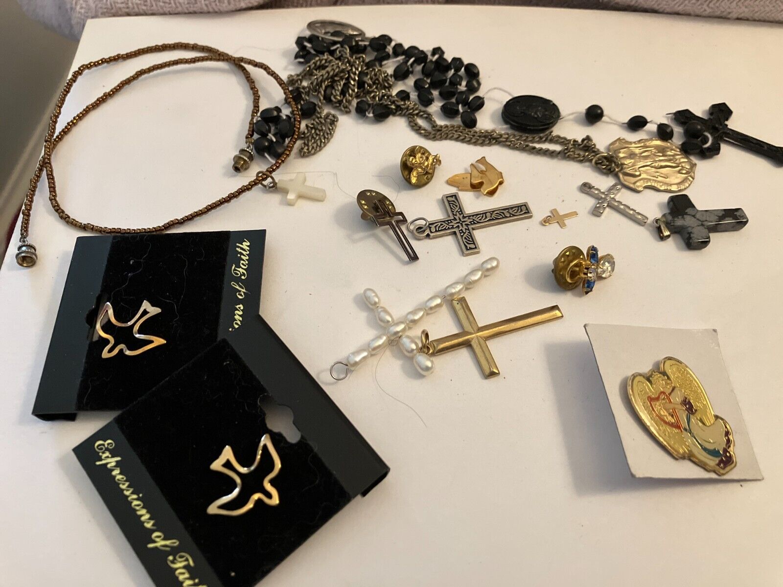 vintage estate LOT OF RELIGIOUS ITEMS. NECKLACE, ROSARY, PENDANTS, TAC PINS