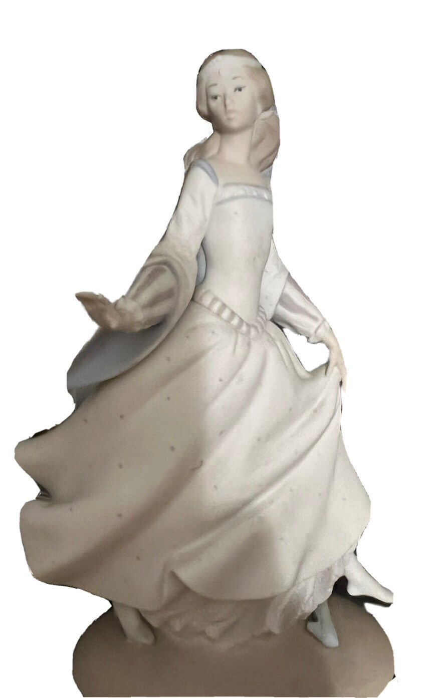 Lladro Cinderella the Lost Slipper, Fine Porcelain Figurine