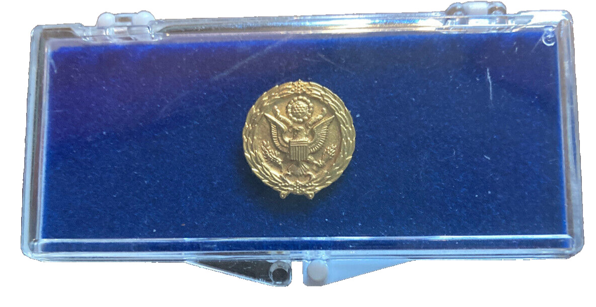 VTG US Army Eagle Wreath Insignia Round Gold Tone Military Lapel Pin Marked LIGI
