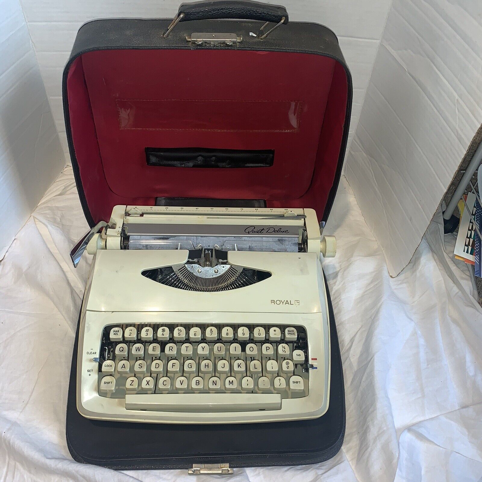 Vintage Royal Quiet Deluxe Manual Typewriter w/Case '60s Made In Holland
