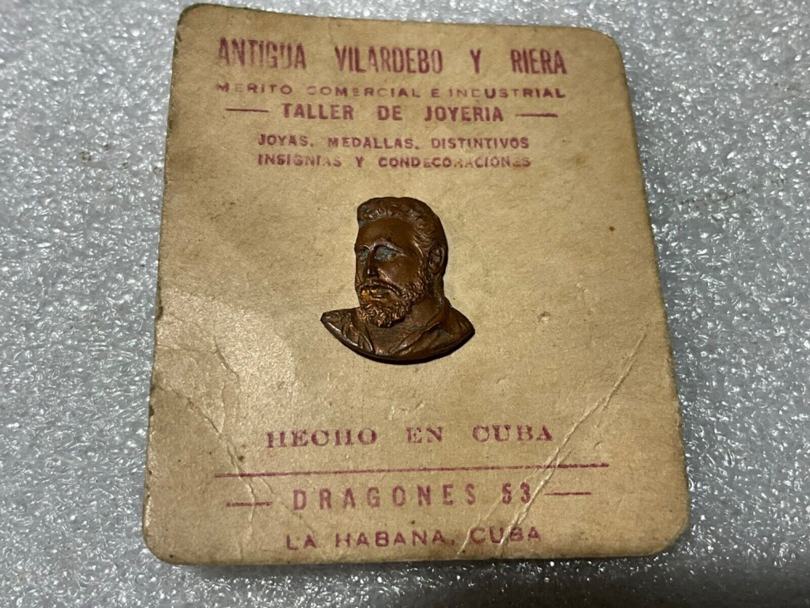 60s RARE FIDEL CASTRO PIN ON CARDBOARD ANTIGUA VILLARDEBO RIERA SEIZED BY CASTRO