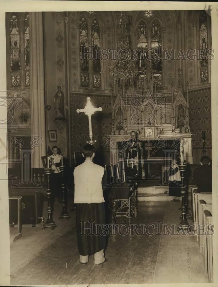1940 Press Photo Father Murgue conducts a funeral in Paincourtville.