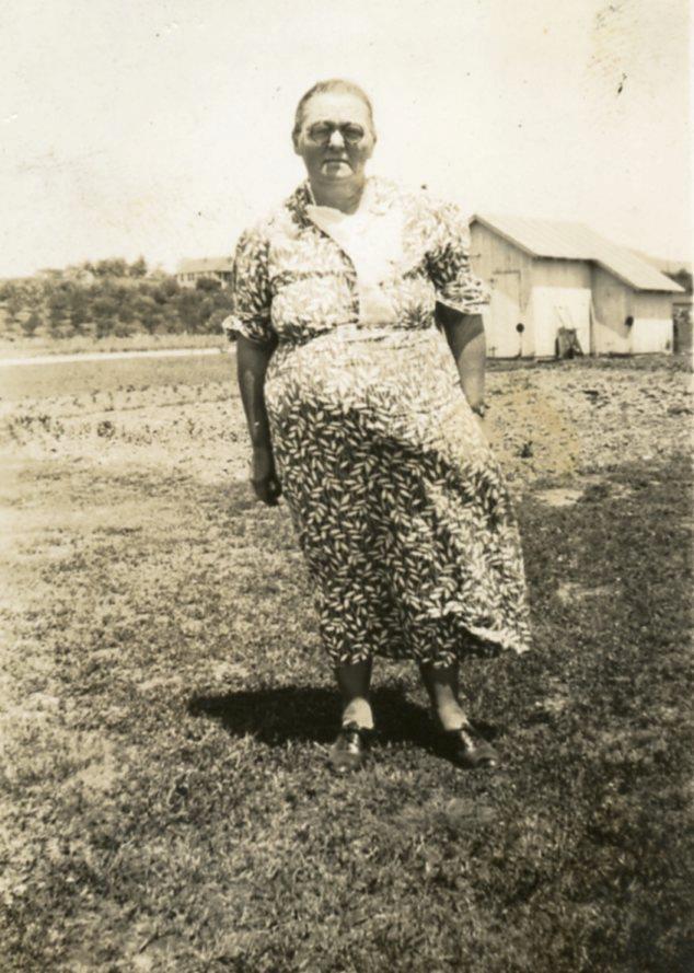 XX305 Vtg Photo FARM RURAL WOMAN IN ROUND GLASSES, PRINT DRESS c 1930\'s