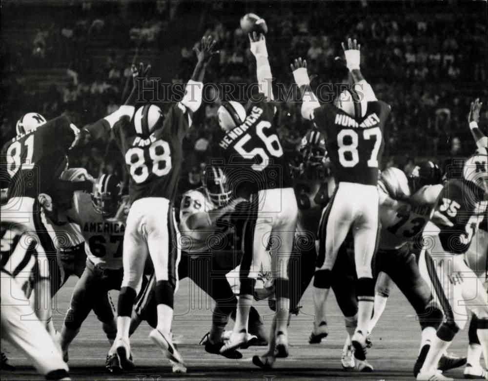 1975 Press Photo Miami\'s Ted Hendricks reaches for the football - afa11681