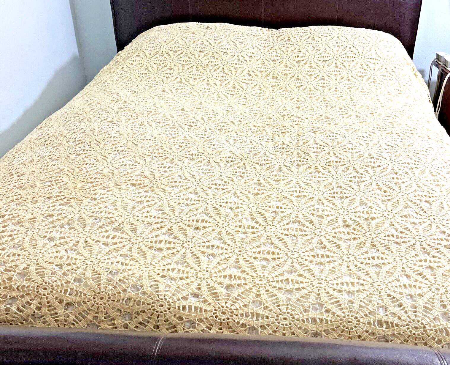 Vintage Hand Crochet Ivory Lace Bed Topper Tablecloth Pinwheel 103\