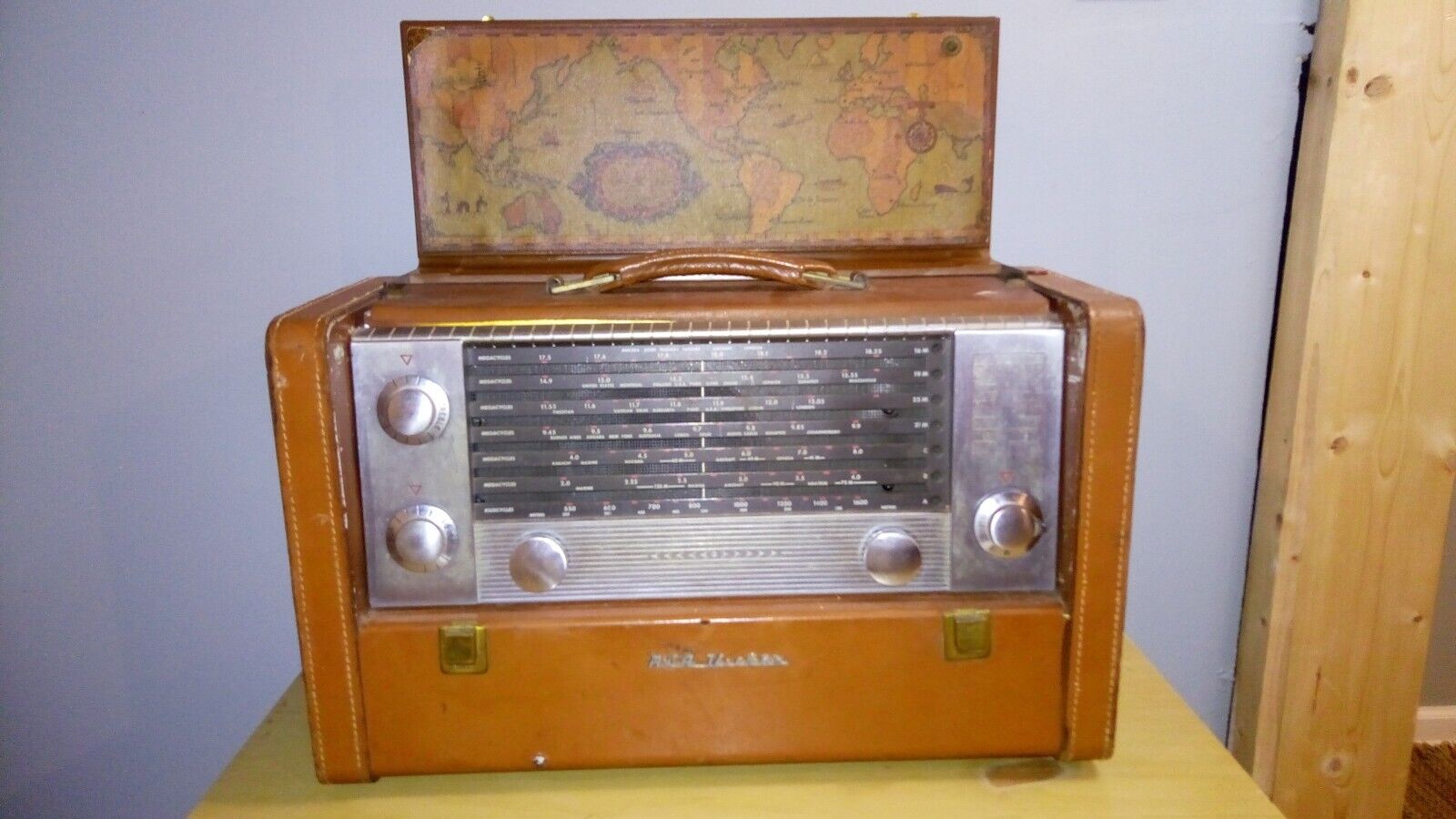 RCA  antique tube radio with leather case