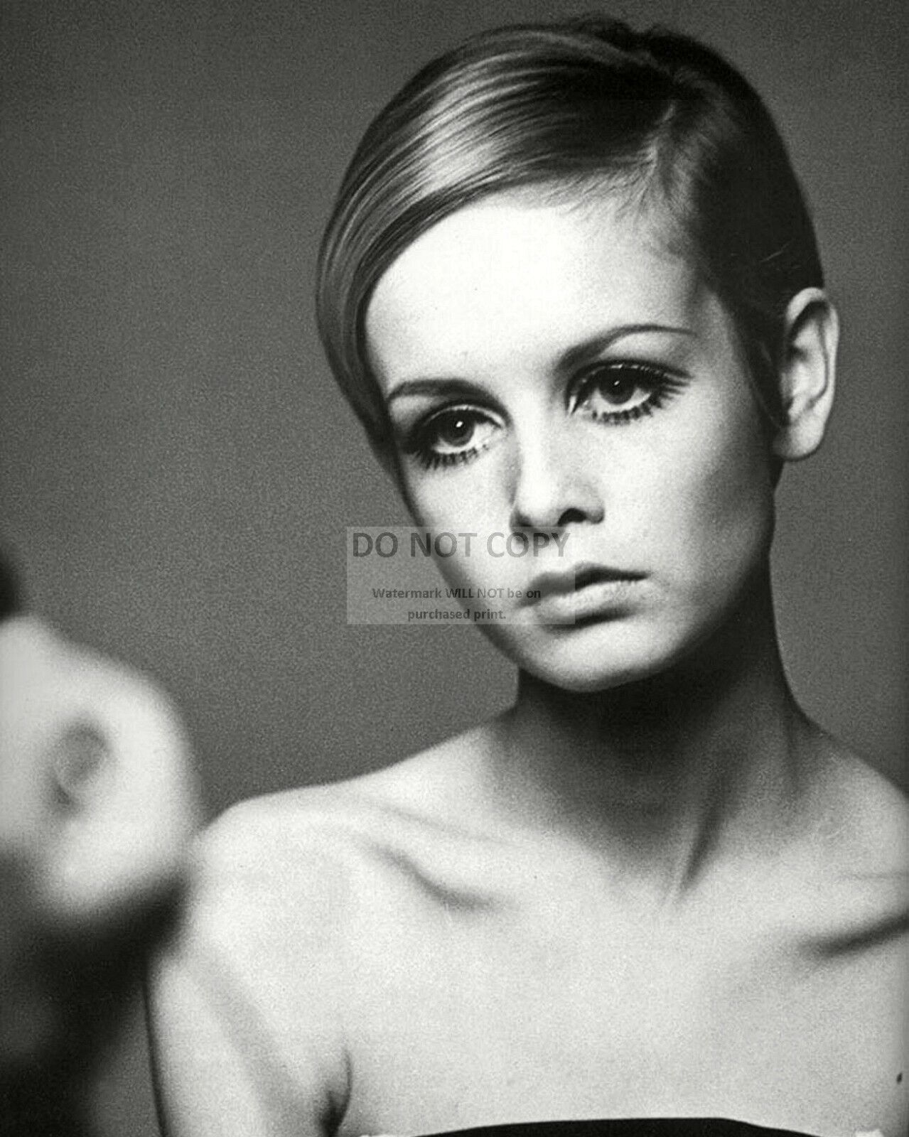 TWIGGY ENGLISH MODEL, ACTRESS AND SINGER - 8X10 PUBLICITY PHOTO (EE-096)