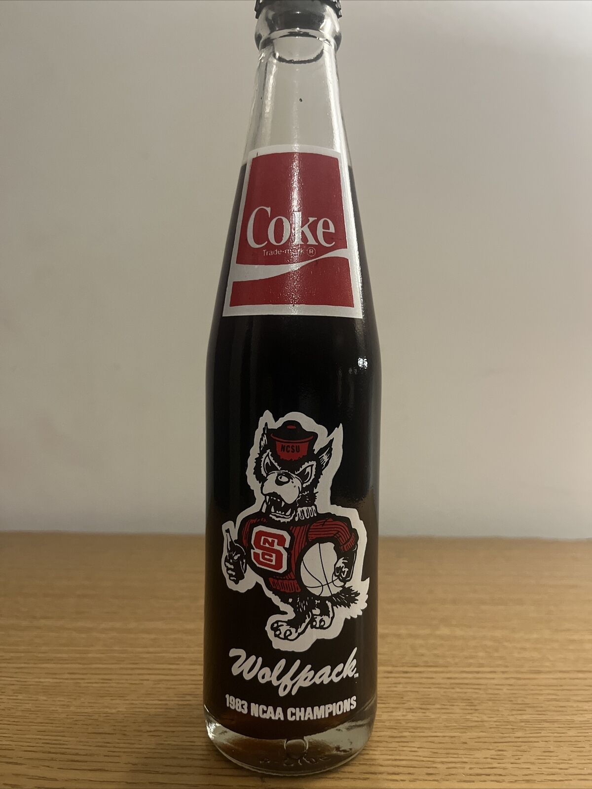 NC STATE WOLFPACK Vintage 1983 NCAA Champions NCSU FULL Coke Bottle Unopened 