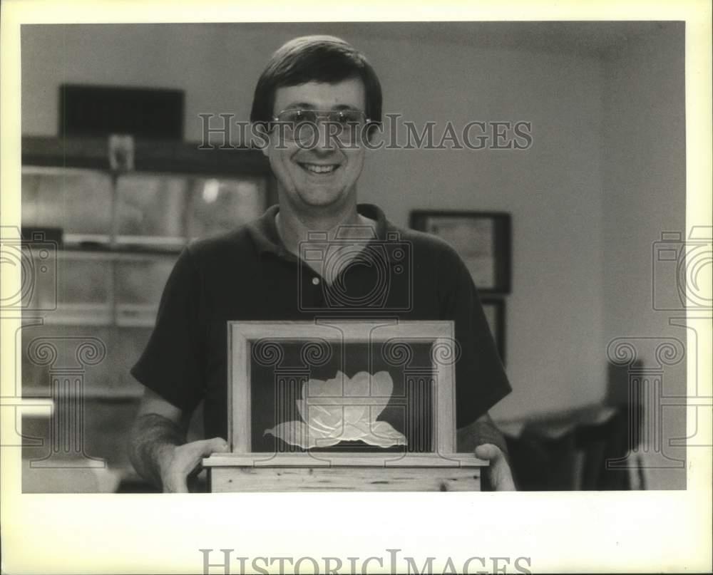 1989 Press Photo Artist Wes Koon prepares for the exhibit at Playmakers Theater.