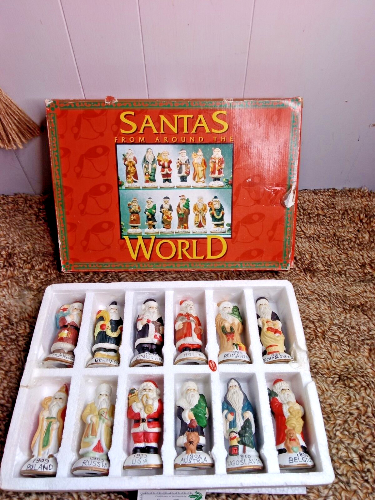 Vtg SANTAS FROM AROUND THE WORLD DATED POCELAIN FIGURINE SET IN BOX