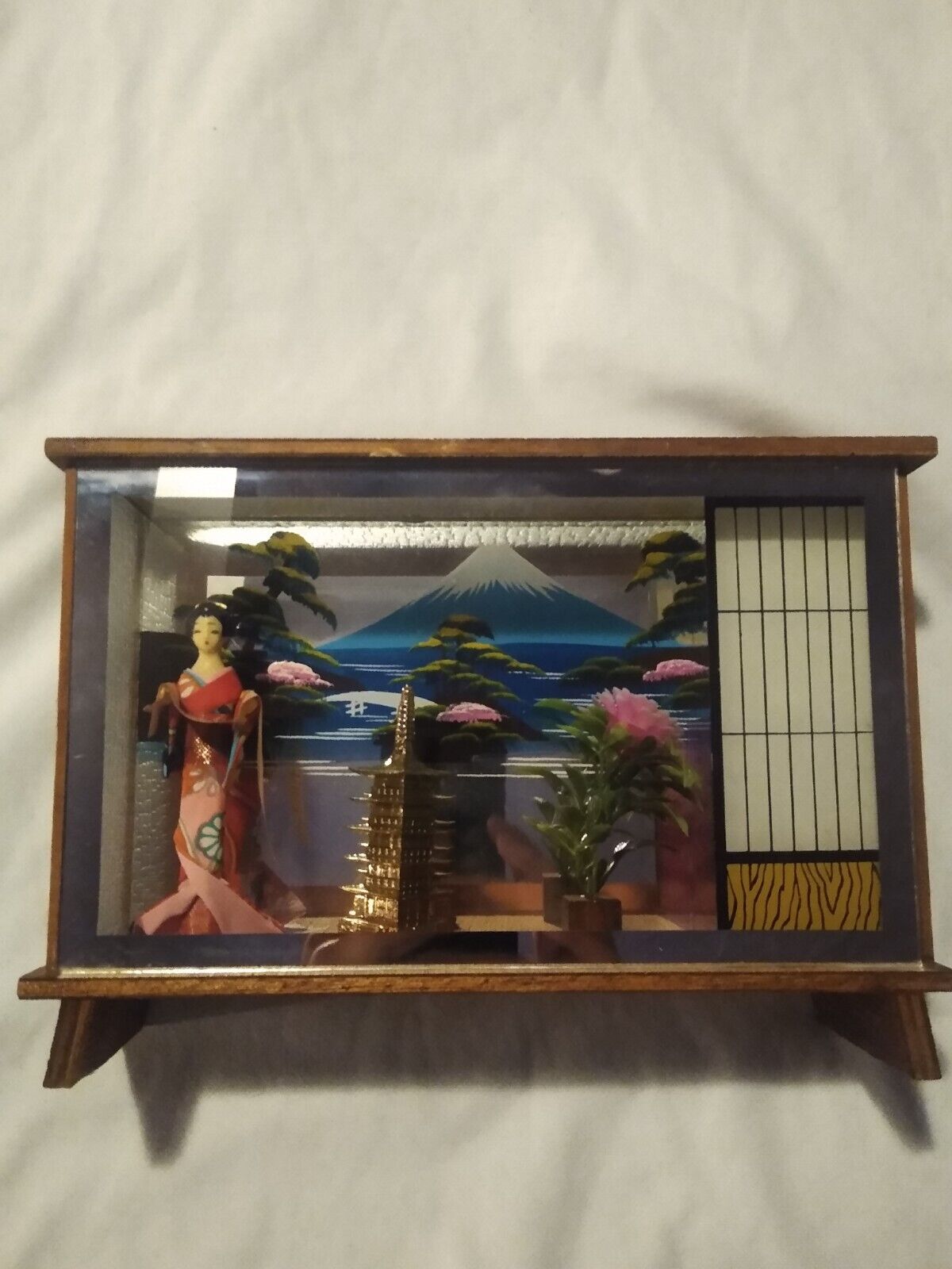 Vntg Import Handcrafted Beautiful Japanese Geisha Girl Shadow Box. 