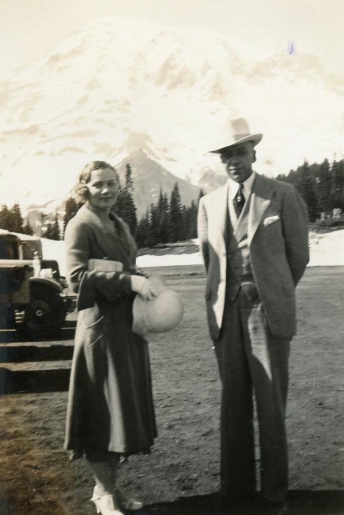 H265 Vtg Photo COUPLE ON VACATION, SNOWY MOUNTAIN VIEW c 1920\'s