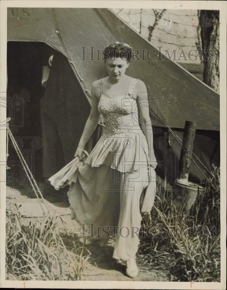 1944 Press Photo USO dancer Rita Roper in Italy to entertain troops in WWII