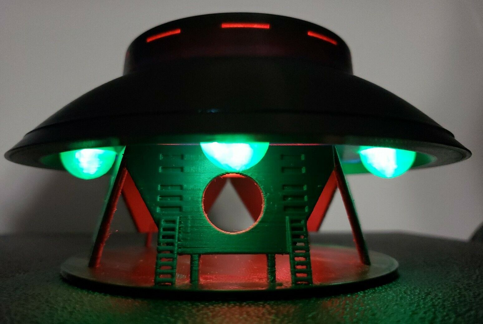 The Invaders UFO/Flying Saucer - Medium - Landed With Stand & lights
