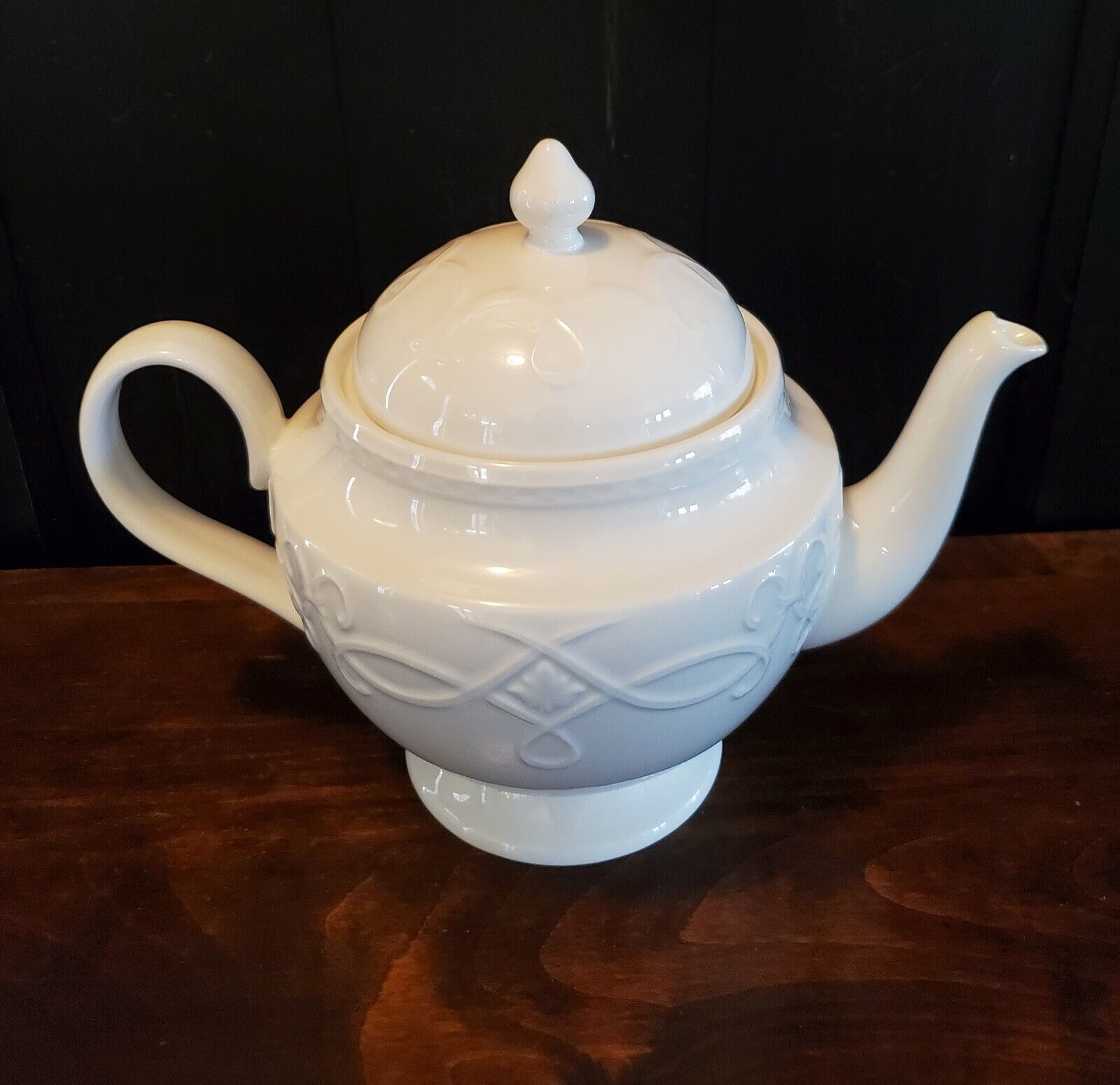 Wedgwood Bone China 6 Cup Teapot with Lid Discontinued Traditions Pattern White
