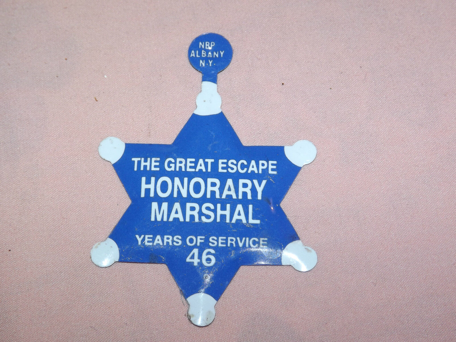 VINTAGE THE GREAT ESCAPE (STORYTOWN) 46 YEARS MARSHAL McKAY TIN TOY BADGE
