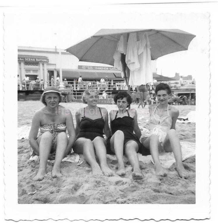  FOUND PHOTO black and white A DAY AT THE BEACH Snapshot VINTAGE 29 63 E