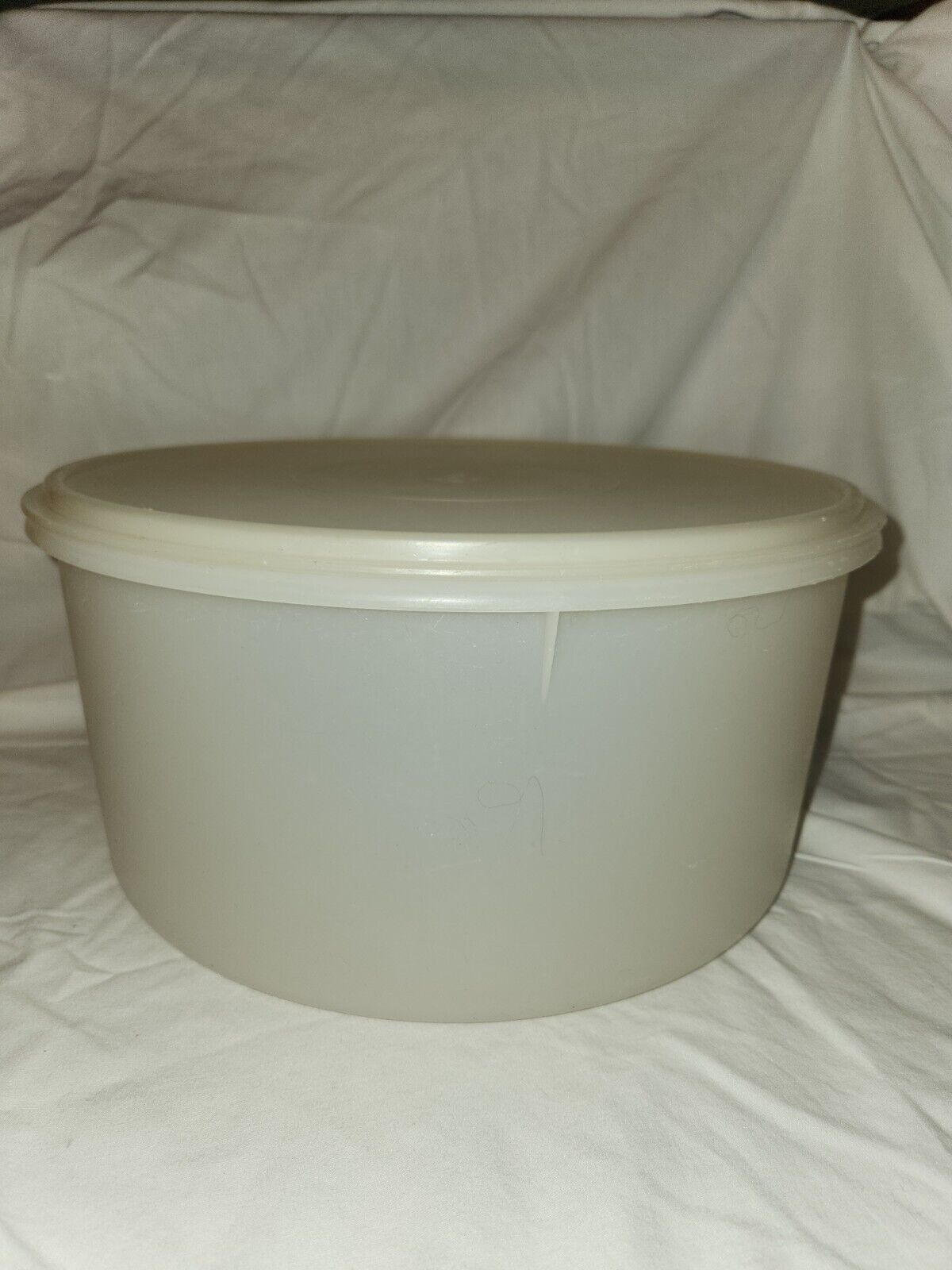 Vintage Tupperware Round Cake Cookie Carrier 256 with Large Tupper Seal Sheer