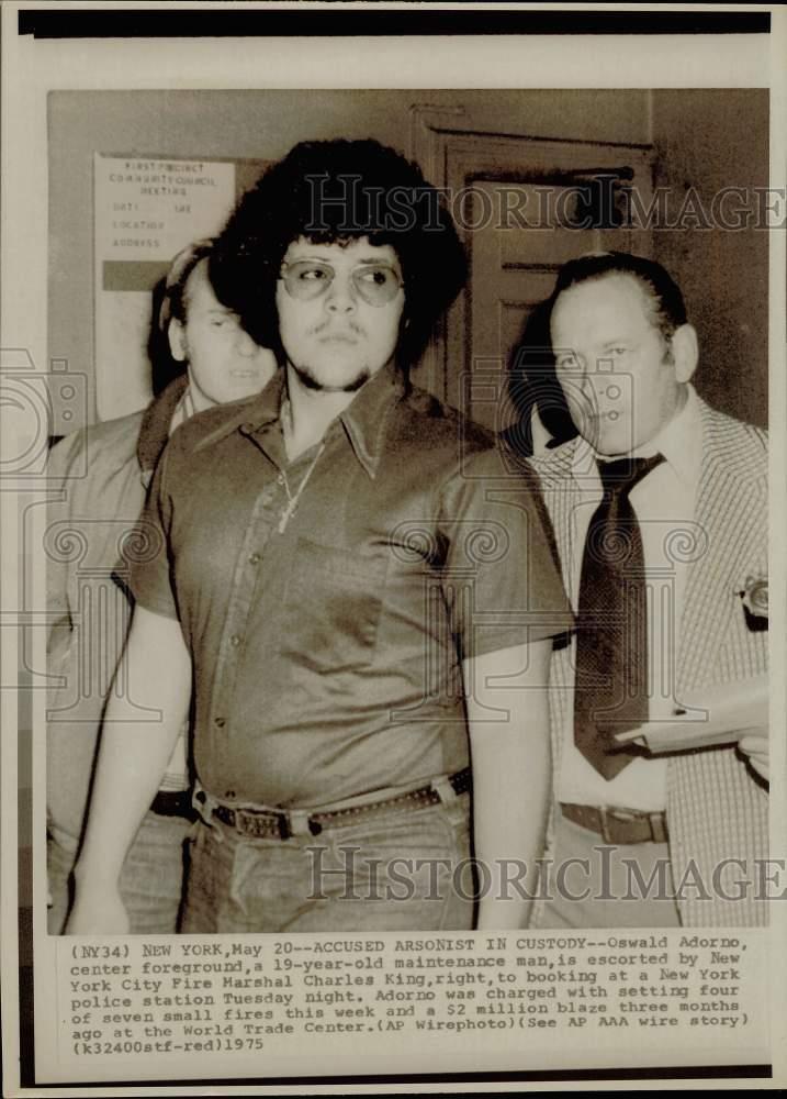 1975 Press Photo New York Fire Marshal Charles King with arsonist Oswald Adorno