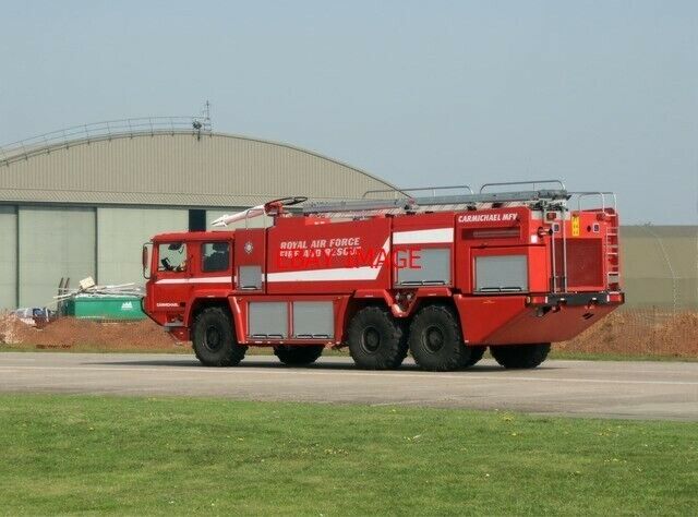 PHOTO  2004 RAF CONINGSBY (CY) CONINGSBY FIRE TENDER ON STANDBY FOR THE BBMF PRA