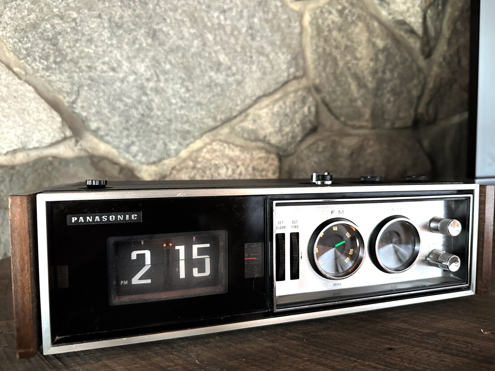 Vintage *GORGEOUS* PANASONIC RC-7469 AM/FM Alarm - Flip Clock Radio