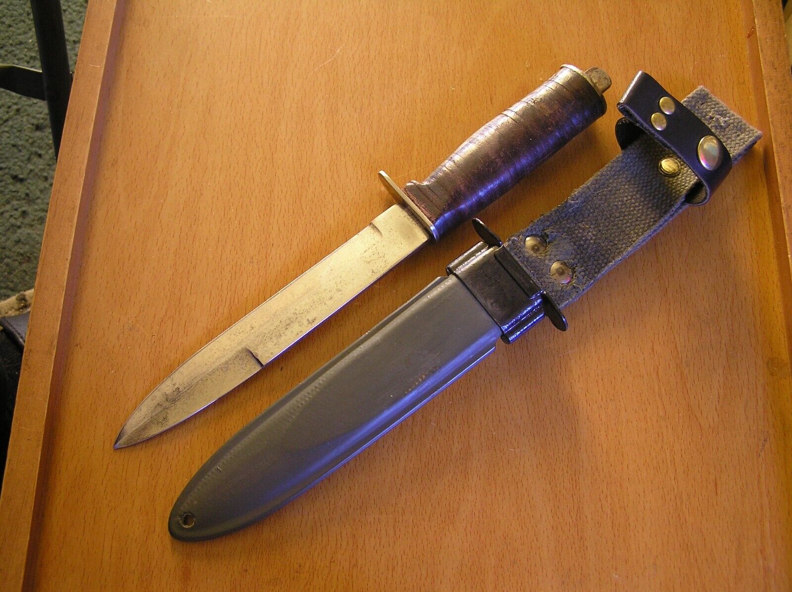WWll Valor, Military Style Fighting Knife, Knife is in very good condition.