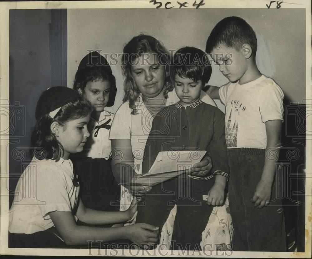 1965 Press Photo Letter from Dad in Cuba brings no happy news to refugee family