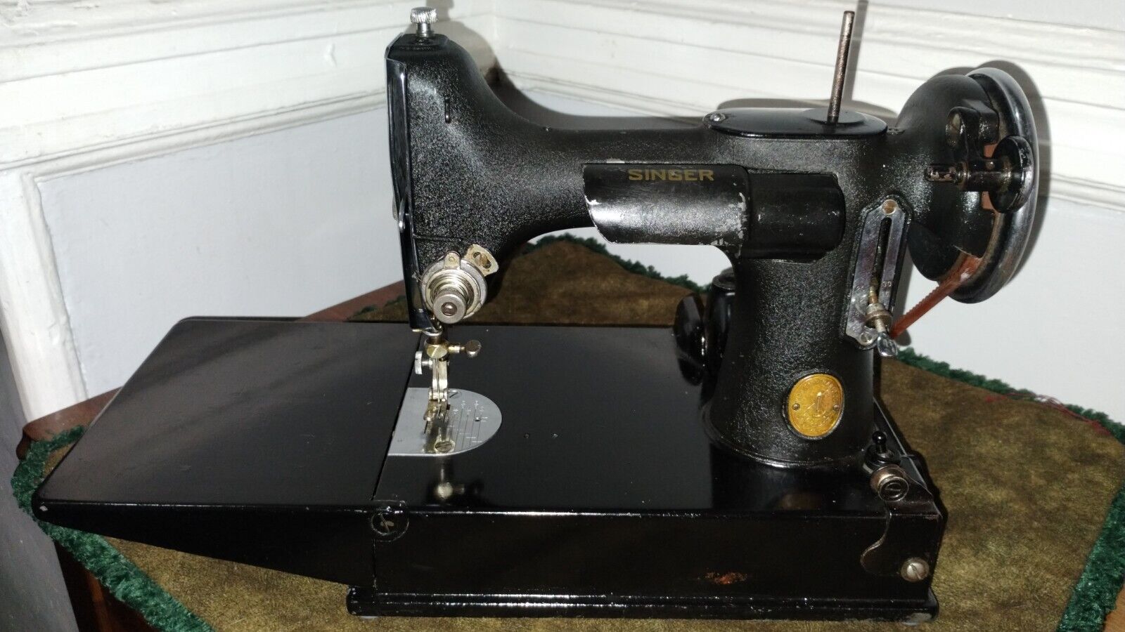 Vintage 1935  singer featherweight 221,Early Production. AE000229.Good Condition