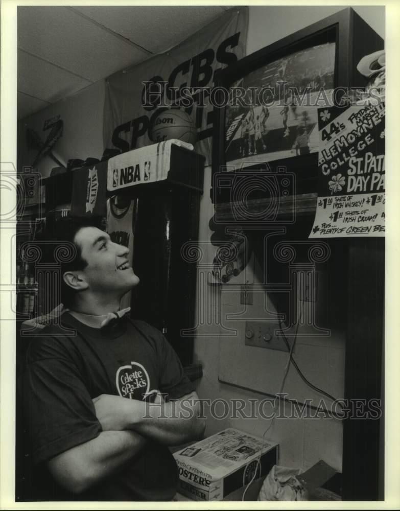 1989 Press Photo Tom Borrelli watches Syracuse University basketball game on TV