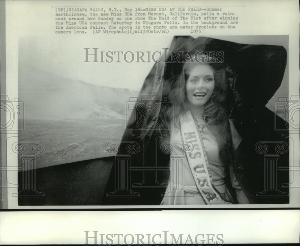 1975 Press Photo Summer Bartholomew, Miss USA, Wears Raincoat at Niagara Falls