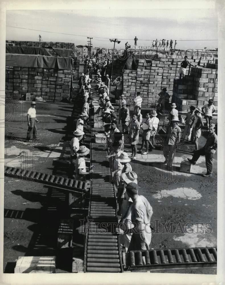 1945 Press Photo Workers assist in unloading supplies in Manila, WWII