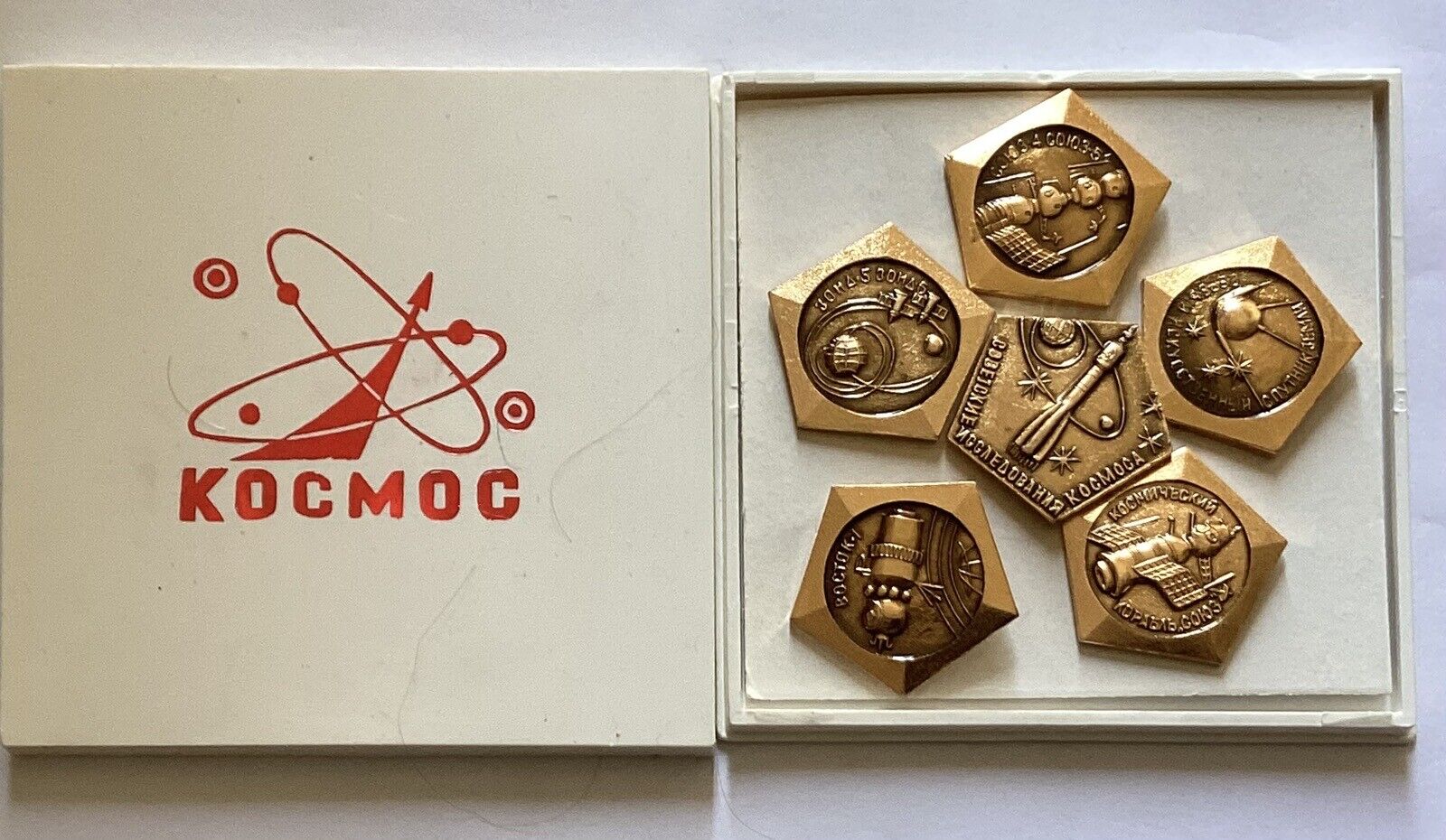 Rare Set of 5 VTG USSR Soviet Space Exploration Kocmoc Pins in Box, 1961