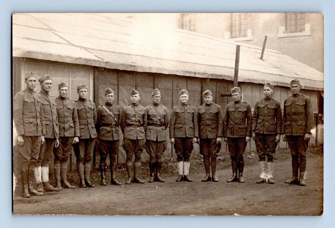 RPPC 1915. (12) SOLDIERS POSING. POSTCARD MM27